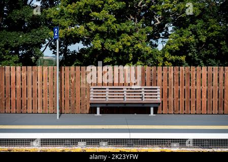 Banc vide et plate-forme à une gare rurale Banque D'Images