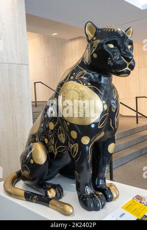 Le Jaguar Parade est une exposition d'art qui vise à recueillir des fonds et à sensibiliser les consommateurs à la conservation des jaguar et de leurs habitudes, New York City, USA 2022 Banque D'Images