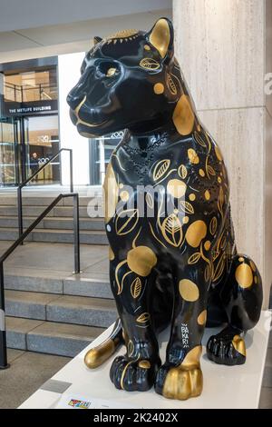Le Jaguar Parade est une exposition d'art qui vise à recueillir des fonds et à sensibiliser les consommateurs à la conservation des jaguar et de leurs habitudes, New York City, USA 2022 Banque D'Images