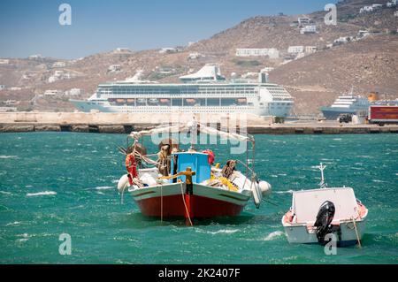 Le bateau de pêche grec traditionnel ancré dans le port de l'île de Mykonos en Grèce Banque D'Images