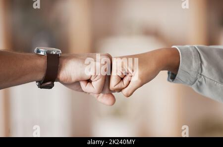 Les mains, le travail d'équipe et le poing se cognent avec un homme d'affaires et une femme qui se cognent ensemble dans leur bureau. Gagnant, but et collaboration avec un homme et Banque D'Images