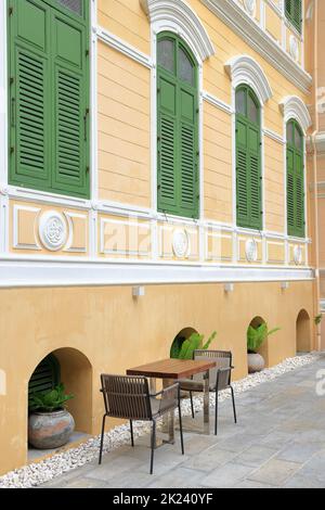 Mobilier de table extérieure et coussin en tissu placé sur une terrasse. Table pour la décoration dans la terrasse de style colonial maison. Banque D'Images