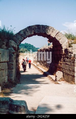 Entrée du stade (tunnel voûté) à Olympia - une petite ville d'Elis sur la péninsule du Péloponnèse en Grèce, célèbre pour le site archéologique voisin du même nom. Ce site était un sanctuaire religieux panhellénique majeur de la Grèce antique, où les Jeux Olympiques anciens ont eu lieu tous les quatre ans dans l'antiquité classique, du 8th siècle avant Jésus-Christ à la 4th siècle après J.-C. Banque D'Images