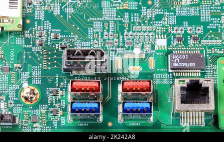 Plusieurs ports de la carte mère de l'ordinateur s'affichent avec USB, LAN, Display port. Banque D'Images