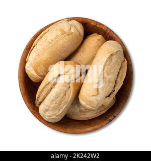 Pain français à grains entiers, pain salé ou pistolet dans un bol isolé sur fond blanc. Banque D'Images