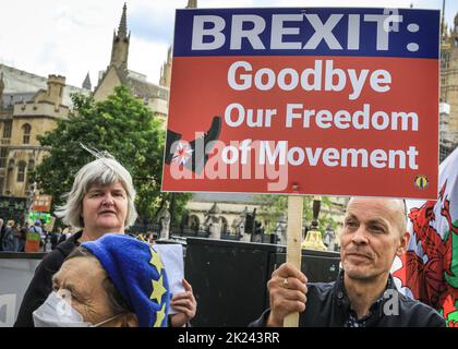 Londres, Royaume-Uni. 22nd septembre 2022. Steve Bray, souvent appelé « l'homme du Brexit top » de Westminster, et un groupe de manifestants anti-gouvernement avec des bannières et des drapeaux se rallient au gouvernement conservateur, à la crise du coût de la vie et aux restrictions aux droits des travailleurs liberté de mouvement hors du Parlement aujourd'hui à Westminster. Credit: Imagetraceur/Alamy Live News Banque D'Images
