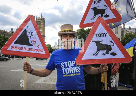 Londres, Royaume-Uni. 22nd septembre 2022. Steve Bray, souvent appelé « l'homme du Brexit top » de Westminster, et un groupe de manifestants anti-gouvernement avec des bannières et des drapeaux se rallient au gouvernement conservateur, à la crise du coût de la vie et aux restrictions aux droits des travailleurs liberté de mouvement hors du Parlement aujourd'hui à Westminster. Credit: Imagetraceur/Alamy Live News Banque D'Images