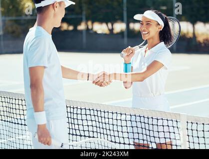 Tennis serrer les mains avant de jouer au jeu de terrain sourire les athlètes équipe debout et poignée de main pour Bonne chance. L'homme et la femme jouent à un match de compétition Banque D'Images