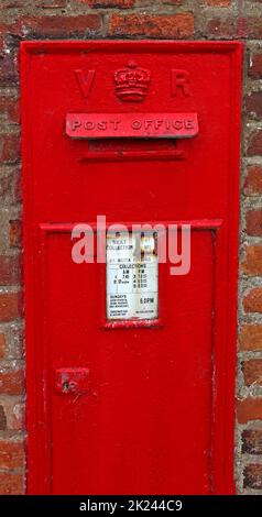Victoria Regina rouge British poste bureau pilier box, Ellesmere Port, Cheshire, Angleterre, Royaume-Uni Banque D'Images