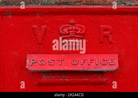 Victoria Regina rouge British poste bureau pilier box, Ellesmere Port, Cheshire, Angleterre, Royaume-Uni Banque D'Images