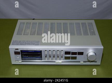 Krasnodar, Russie - 1 novembre 2020 : amplificateur intégré de classe super A. jvc AX-50.Équipement vintage du 80s. Banque D'Images