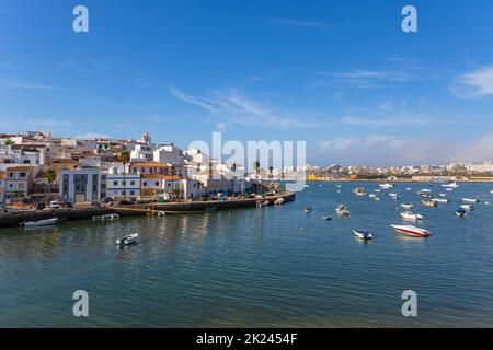 Ferragudo, Portugal - 25 août 2022 - vue sur la ville blanche avec des bateaux amarrés en premier plan, Ferragudo, Algarve, Portugal, Europe Banque D'Images