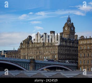 Une photo de l'hôtel Balmoral vu de l'autre côté de la gare Waverley d'Édimbourg. Banque D'Images