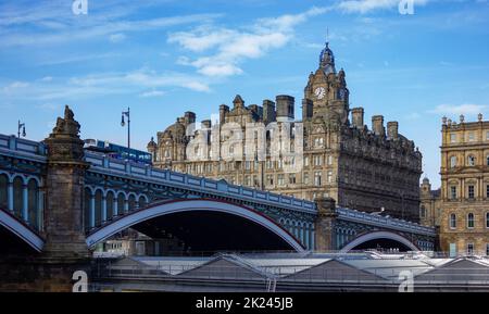 Une photo de l'hôtel Balmoral vu de l'autre côté de la gare Waverley d'Édimbourg. Banque D'Images