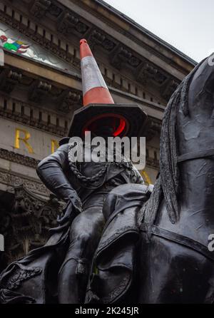 Une photo de la célèbre statue du duc de Wellington avec un cône de circulation, sur l'écran en face de la galerie d'Art Moderne (Glasgow). Banque D'Images