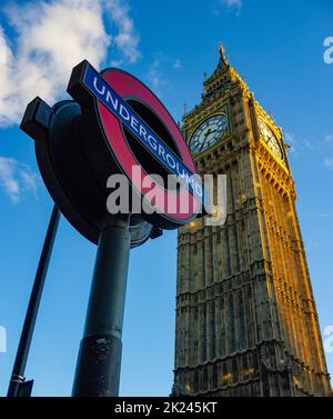 Une photo du Big Ben à côté du panneau de métro à Westminster. Banque D'Images