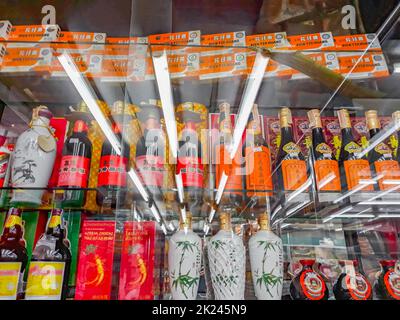 Bangkok Thaïlande 22. Mai 2018 vitrine d'affichage des alcools chinois et thaïlandais dans China Town Bangkok Thaïlande. Banque D'Images