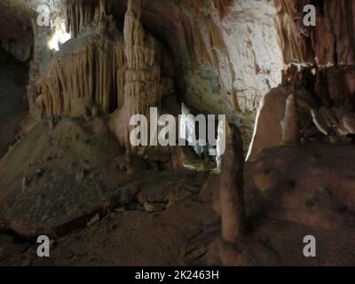 Des caractéristiques karstiques pittoresques sont illuminées dans la grotte, la grotte de Postojna ou Popojnska jama, Slovénie, Europe Banque D'Images