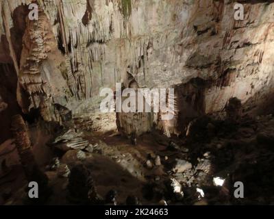 Des caractéristiques karstiques pittoresques sont illuminées dans la grotte, la grotte de Postojna ou Popojnska jama, Slovénie, Europe Banque D'Images