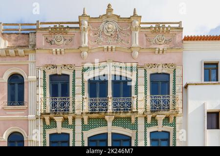 Figueira da Foz, Coimbra, Portugal - 26 octobre 2020 : détail de l'architecture d'une maison typique dans le centre historique de la ville en automne Banque D'Images