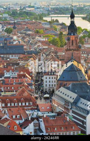 La vieille ville de Heidelberg avec la zone piétonne et l'église du Saint-Esprit. Vue du château le soir. Allemagne. Banque D'Images