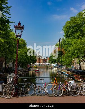 Une photo d'un pont plein de vélos sur un canal à Amsterdam. Banque D'Images