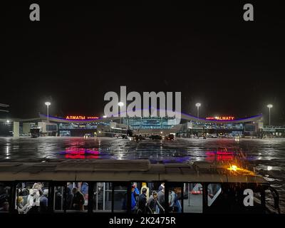 ALMATY, KAZAKHSTAN - 7 NOVEMBRE 2019 : vue de nuit de l'aéroport international d'Almaty, Kazakhstan Banque D'Images