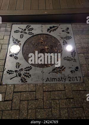 ALMATY, KAZAKHSTAN - 8 NOVEMBRE 2019 : râle latéral, perforé avec des images de feuilles de chêne et d'acornes avec l'inscription Almaty 2017. Banque D'Images