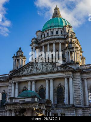 Une photo de la façade principale de l'hôtel de ville de Belfast. Banque D'Images