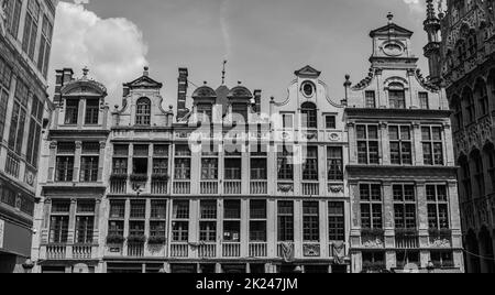 Une photo en noir et blanc de l'immeuble façades de la Grand Place (Bruxelles). Banque D'Images