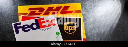 POZNAN, POL - DEC 26, 2021: Enveloppes de 3 services de messagerie populaires dans le monde: UPS, FedEx et DHL Banque D'Images