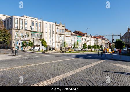 Braga, Portugal - 25 octobre 2021 : ambiance de rue et détails architecturaux dans le centre historique de la ville, le jour de l'automne Banque D'Images