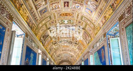 ROME, ETAT DU VATICAN - VERS AOÛT 2020 : vue en perspective dans la Galerie des cartes, Musée du Vatican. Banque D'Images