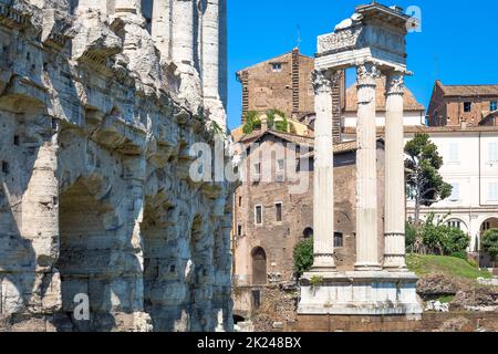 ROME, ITALIE - VERS AOÛT 2020 : ancienne façade du Teatro Macello (Théâtre de Marcellus) situé tout près du Colisée. Banque D'Images