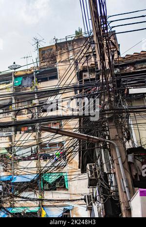 Chaos absolu de câble sur la colonne de puissance thaïlandaise dans la ville de Chine Bangkok Thaïlande. Banque D'Images