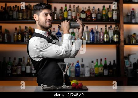 Shaker barman au bar à cocktails.Photo de haute qualité Banque D'Images
