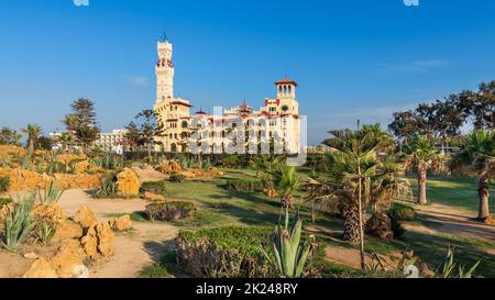 Photo d'une journée du parc public de Montaza avec le Palais Royal et l'Hôtel Palestine à l'extrême, Alexandrie, Egypte Banque D'Images