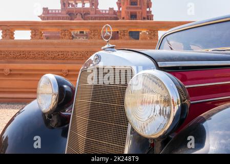 Le Caire, Egypte- juillet 29 2020: 1953 voiture ancienne Mercedes noire et rouge, exposée en face du Palais Baron Empain Banque D'Images