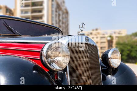 Le Caire, Egypte- juillet 29 2020: 1953 Mercedes noire et rouge voiture antique, exposée en face du Baron Empain Palace, situé dans le district d'Heliopolis Banque D'Images