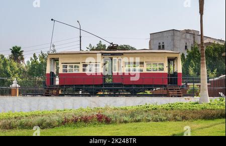 Extérieur du tramway d'époque avec des escaliers en bois près des portes ouvertes situé sur les rails le jour ensoleillé sur la rue de la ville Banque D'Images