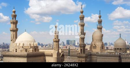 Tir de jour aérien de minarets et dômes de la mosquée du Sultan Hasan et de la mosquée Al Rifai, Vieux Caire, Égypte Banque D'Images