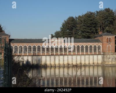 Bâtiment à l'ouverture de la voie navigable artificielle Canale Cavour, construite vers 1866 à Chivasso, en Italie Banque D'Images