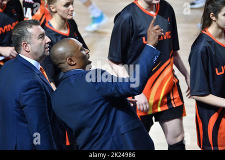 Orenburg, Russie - 24 novembre 2019: Les filles jouent au basket-ball dans le match de championnat russe entre les clubs de basket-ball "Hope" (Orenburg) et "UMMC Banque D'Images