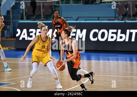 Orenburg, Russie - 24 novembre 2019: Les filles jouent au basket-ball dans le match de championnat russe entre les clubs de basket-ball "Hope" (Orenburg) et "UMMC Banque D'Images