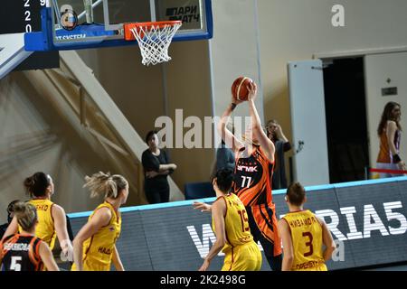 Orenburg, Russie - 24 novembre 2019: Les filles jouent au basket-ball dans le match de championnat russe entre les clubs de basket-ball "Hope" (Orenburg) et "UMMC Banque D'Images