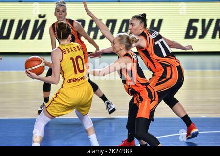 Orenburg, Russie - 24 novembre 2019: Les filles jouent au basket-ball dans le match de championnat russe entre les clubs de basket-ball "Hope" (Orenburg) et "UMMC Banque D'Images