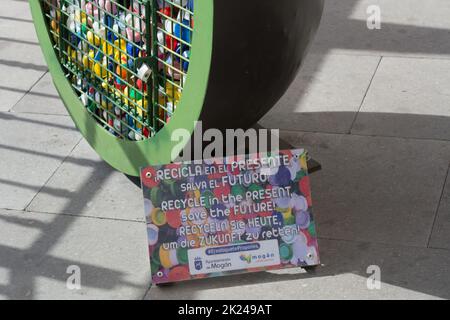 CRAN CANARIA, MOGAN - 15 NOVEMBRE 2019 : recueillir les bouchons de bouteille en plastique pour une bonne cause et pour un environnement propre Banque D'Images