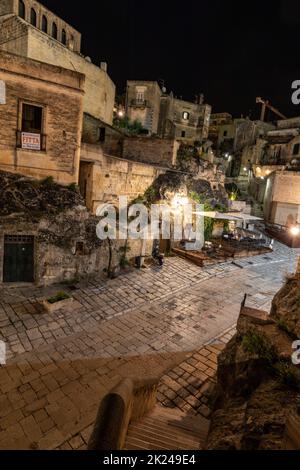 Cannes, France - 19 septembre 2019 : soirée sur la ville de Matera, Italie, avec les lumières colorées soulignant les patios de terrasses de cafés dans le S Banque D'Images