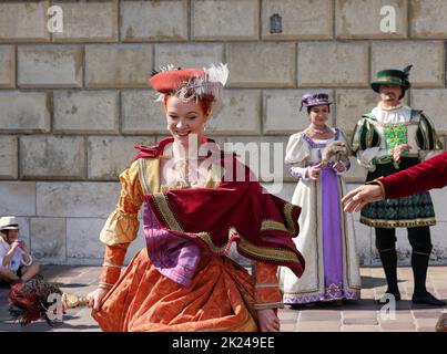 Cracovie, Pologne - 27 juillet 2021: Représentation - lorsque des cloches dansent par le ballet Dracovia Danza au château royal de Wawel dans le cadre du 22e crac Banque D'Images