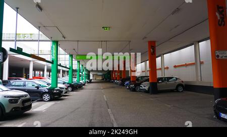 Dortmund, Allemagne - 28 décembre 2021 : bureau de location de voitures Europcar à l'aéroport de Dortmund, Allemagne sur 28 décembre 2021 Banque D'Images